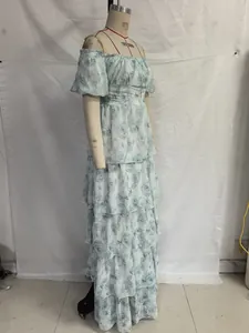Detail van een lichtblauwe bloemenjurk met gelaagde rok en pofmouwen voor dames