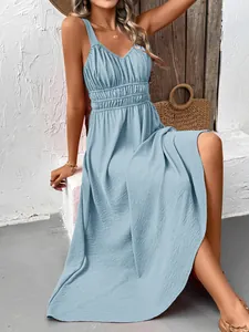 Détail de la robe longue bleu clair avec corsage plissé et taille haute smockée large