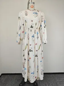 Détail de la taille élastique smokée sur une robe mi-longue fleurie à col en V