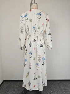 Détail de la taille élastique et de la fermeture éclair au dos d'une robe longue fleurie