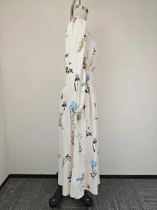 Détail d'une robe vintage à col en V avec taille élastique et manches bouffantes à fleurs