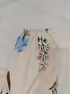 Détail d'une manche lanterne à fleurs avec poignet élastique sur une robe en mousseline