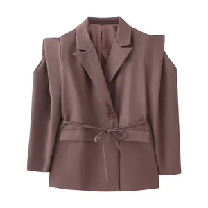 Details des Taillenzuges und der strukturierten Schulter am kakaobraunen Blazer