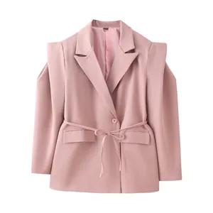 Detail des hellrosa Blazers mit strukturierten Schulter-Cut-outs und passendem Bindegürtel