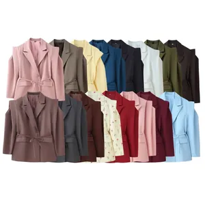 Professioneller Damenblazer mit Taillenband und breiten Schultern in vielen Farben