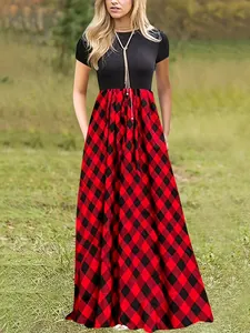 Détail d'une robe longue avec haut noir et jupe maxi à carreaux rouges et noirs