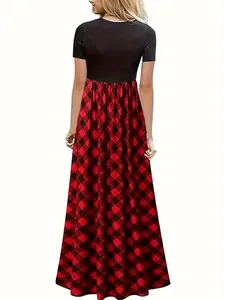 Détail de la robe maxi plissée à taille haute avec motif à carreaux rouges et noirs