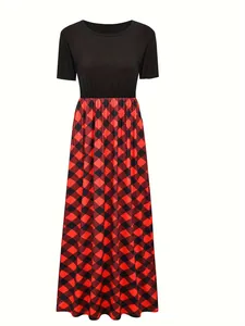 Détail de la taille haute et de la jupe à carreaux rouges sur une robe longue
