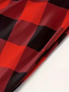 Détail macro du tissu à carreaux rouge et noir pour cette robe longue décontractée