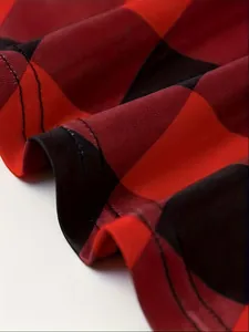 Détail du tissu à carreaux rouge et noir avec une texture de flanelle tissée douce