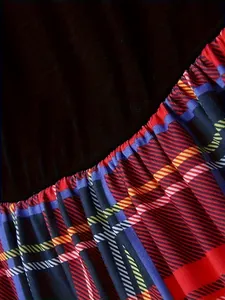 Détail de la couture à carreaux contrastés et texture plissée fine sur la robe