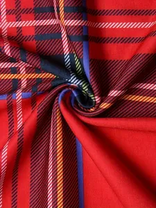 Gros plan sur la texture détaillée d'un tissu écossais rouge et noir à carreaux