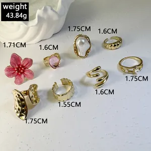 Detailansicht eines vintage Blumen- und Barockperlen-Ring-Sets für Damen in Gold