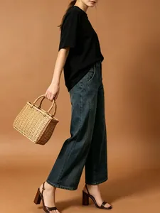 Jeans da donna a vita alta con gamba larga in denim blu scuro lavato e vestibilità dritta