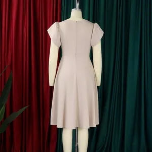 Rückansicht des rosa Blumenkleides mit Rüschenärmeln und taillierter Silhouette