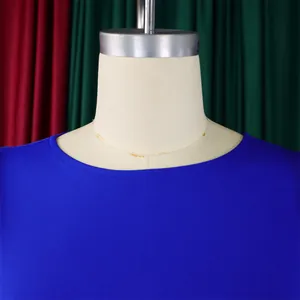 Detail eines eleganten königsblauen Kleides mit Rundhals und hochwertigem Strukturstoff