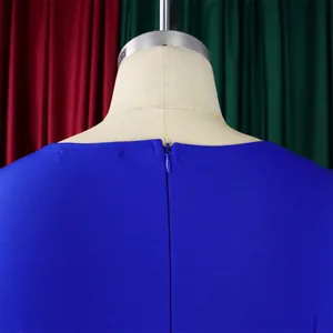 Detailansicht des eleganten blauen Kleides mit nahtlosem verdecktem Reißverschluss