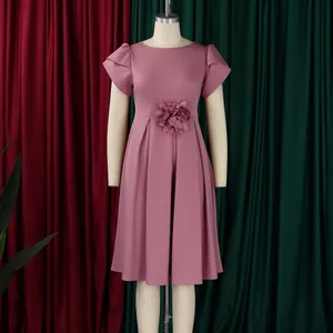Makroansicht der mauvefarbenen Stufenrüschen und 3D-Blumendeko am Taillenkleid
