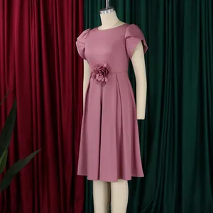 Detail der Blütenblattärmel und handgefertigten Blumendekoration am altrosa Kleid