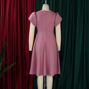 Detailansicht des lila-rosa A-Linien-Kleids mit kurzen Ärmeln und hoher Taillensilhouette