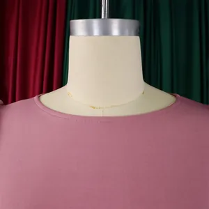 Detail des rosa Rundhalsausschnitts mit professioneller Doppelnaht auf einer Schaufensterpuppe