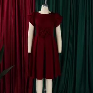 Detail eines weinroten Kleides mit Rüschenärmeln und 3D-Blumenverzierung an der Taille