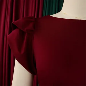 Detail eines eleganten weinroten Kleides mit modischen 3D-Rüschenärmeln und feinem Stoff