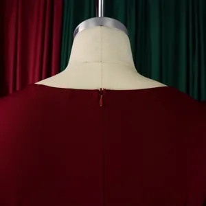 Detail eines weinroten Kleides mit verdecktem Reißverschluss und Strukturstoff