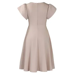 Detailansicht der Rückseite mit verdecktem Reißverschluss an diesem eleganten A-Linien-Kleid