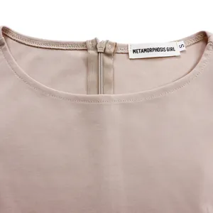 Detail von Rundhalsausschnitt und verdecktem Reißverschluss am beigen Kleid für Damen