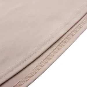 Detail aus elastischem Stoff mit Doppelnadelstich und hochwertigen Verschlussnähten