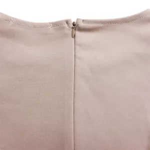 Detail eines verdeckten Reißverschlusses und strukturiertem Stoff am rosa Kleid