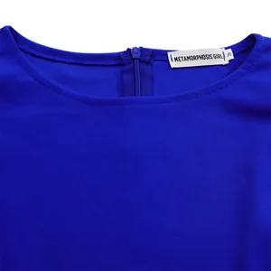 Nahaufnahme des royalblauen Kleidausschnitts mit nahtlosem Rückenreißverschluss und S-Tag