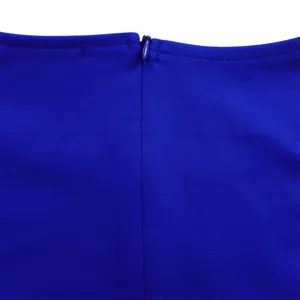 Detailaufnahme des verdeckten Reißverschlusses und der Stoffstruktur am blauen Kleid