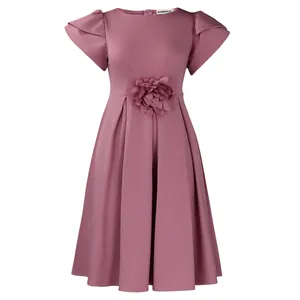 Details der eleganten Taille mit handgefertigten Blumen auf dem rosa Mädchenkleid