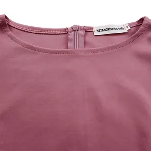 Detail des Rundhalsausschnitts und Rückenreißverschlusses an diesem rosa Sommerkleid