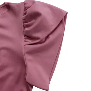 Detail eines staubrosa Kleidärmels mit elegantem Puffdesign und Tulpen-Manschetten