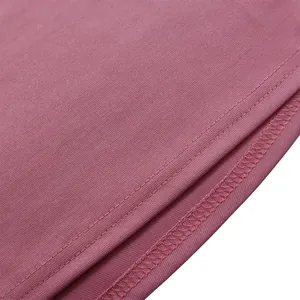 Nahaufnahme von Doppelnadelstich und Overlock-Nähten auf dunkelrosa Strickstoff
