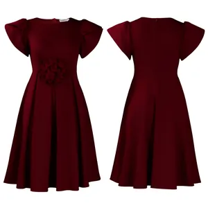 Detailansicht weinrotes Plissee-Kleid mit Rüschenärmeln und 3D-Blumendekor an der Taille
