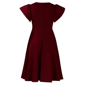 Rückansicht eines weinroten Midikleides mit schmaler Taille und elegantem ausgestelltem Saum