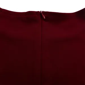 Nahaufnahme des verdeckten Reißverschlusses am burgunderroten Kleid mit Textur