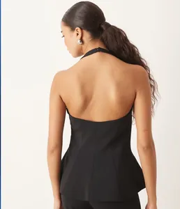 Detail eines schwarzen Neckholder-Tops mit Schößchensaum und elegantem Rückendesign