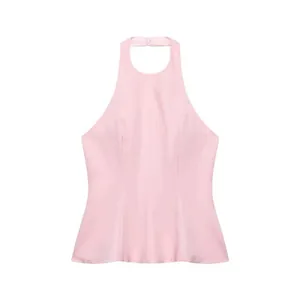 Detail des rosa Satin-Neckholder-Tops mit hohem Kragen und weichem Rüschensaum-Finish