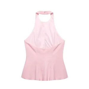 Detailansicht der Rückseite des rosa Halter-Tops mit Doppelknopf und ausgestelltem Saum