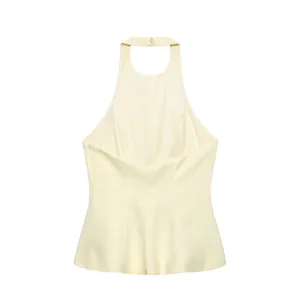 Detailansicht des Neckholder-Verschlusses und des rückenfreien Designs eines Satintops