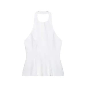 Detailansicht eines weißen Halterneck-Tops mit hohem Kragen und Schößchen-Saum
