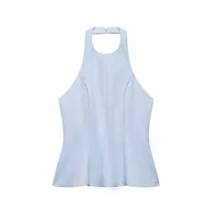Detail eines hellblauen Satin-Neckholder-Tops mit Ziernähten und glatter Stoffstruktur