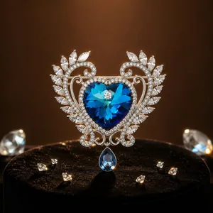 Luxe hartvormige broche met zeeblauwe edelsteen en parelvormige druppelhanger
