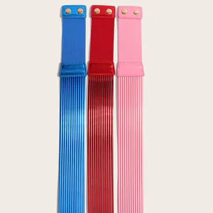 Detail van elastische taillebanden in blauw, rood en roze met gouden metalen drukknopen
