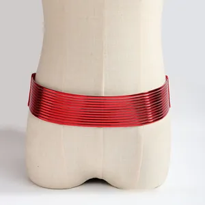 Detailweergave van een stijlvolle meerlagige rode metalen elastische taille riem op pop